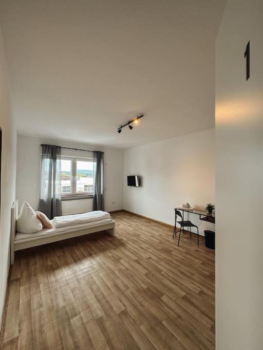 Geraeumige 3-schlafzimmer-wohnung In Koblenz Nahe Uni Apartment